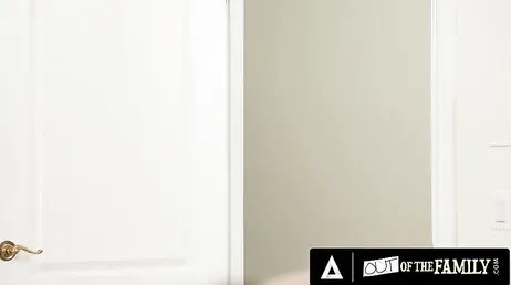Haar vader geniet er echt van om te zien hoe het poesje van zijn dochter hard wordt geneukt