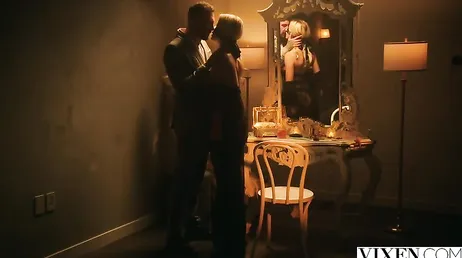 De blondine heeft veel verbranding in haar kutje, ze heeft een beurt nodig
