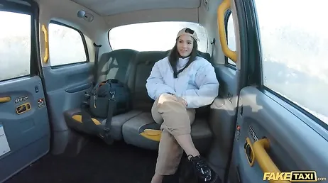 Chaque fois que tu montes dans mon taxi, je dois te frapper fort