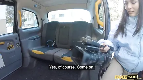 Chaque fois que tu montes dans mon taxi, je dois te frapper fort