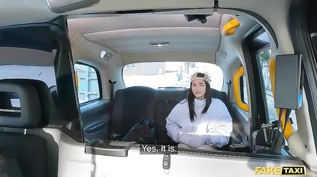 Chaque fois que tu montes dans mon taxi, je dois te frapper fort