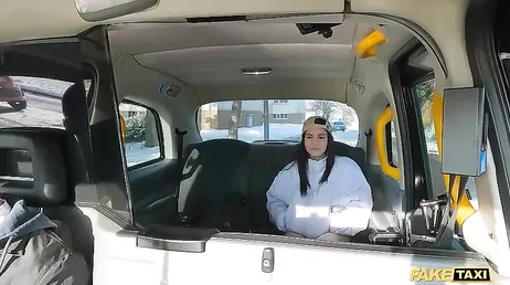 Chaque fois que tu montes dans mon taxi, je dois te frapper fort