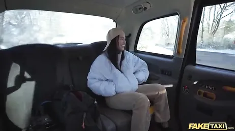 Chaque fois que tu montes dans mon taxi, je dois te frapper fort