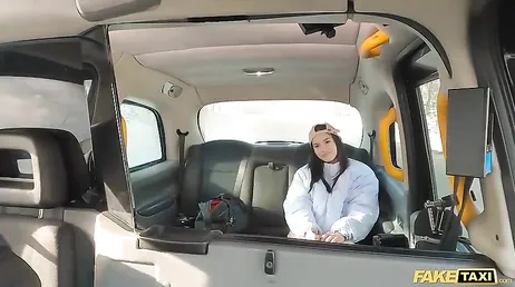 Chaque fois que tu montes dans mon taxi, je dois te frapper fort