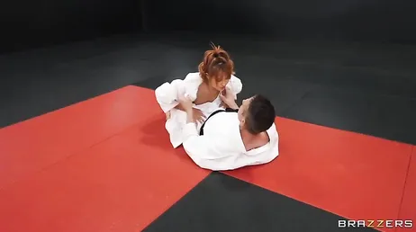 Le tatami est aussi un bon endroit pour une bonne baise
