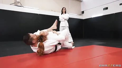 Le tatami est aussi un bon endroit pour une bonne baise
