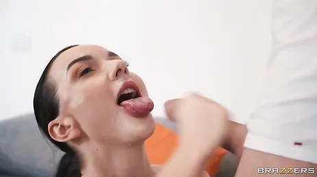 Ma voisine est très stupide, elle m'appelle pour baiser et son copain arrive