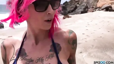 Eles têm que dar a ele o papel principal e para isso ele deve foder na praia