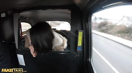 Puisque le chauffeur de taxi me fait mouiller, j'ai envie de le baiser tout de suite