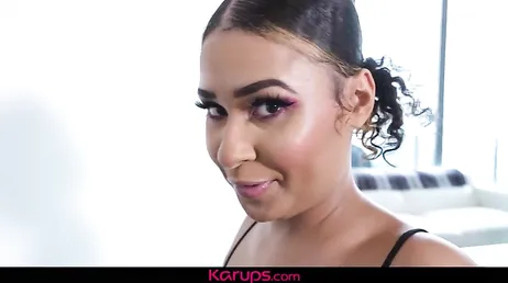 Sa meilleure amie mulâtre adore la faire bander avec des baisers sur la bite