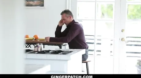 Om du vill ha pappas pengar måste du låta honom stoppa in sin kuk i dig