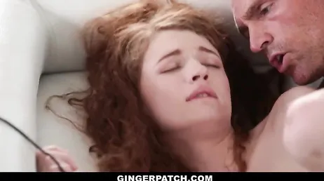 Om du vill ha pappas pengar måste du låta honom stoppa in sin kuk i dig