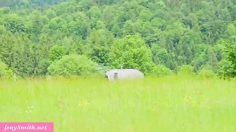 Une rousse amateur se promène nue dans la campagne