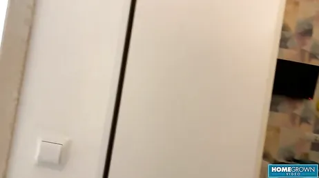 Hij stapt onder de douche met zijn Aziatische vriendin en zij kan het niet laten