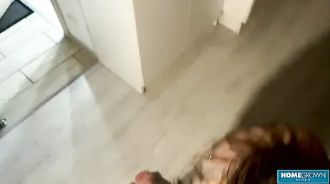Hij stapt onder de douche met zijn Aziatische vriendin en zij kan het niet laten