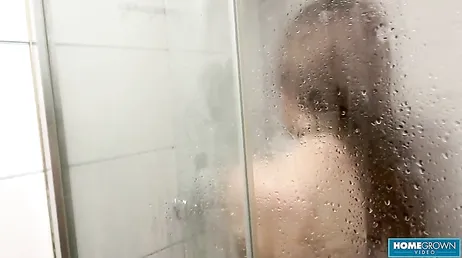 Hij stapt onder de douche met zijn Aziatische vriendin en zij kan het niet laten