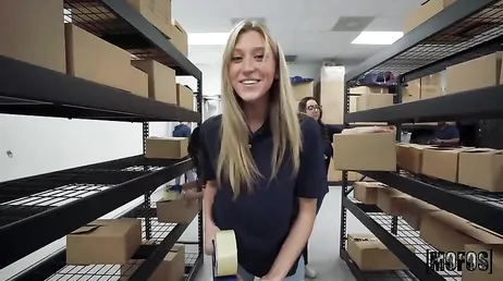 É o seu primeiro dia de trabalho e você já ganhou o contrato permanente.