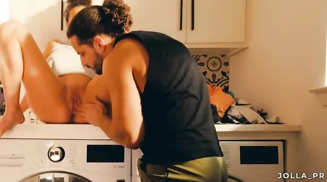 Scopa violentemente la sua ragazza nella lavanderia