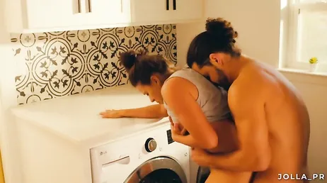 Scopa violentemente la sua ragazza nella lavanderia