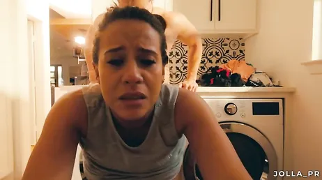 Scopa violentemente la sua ragazza nella lavanderia