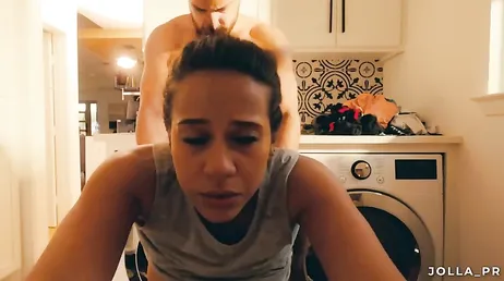 Scopa violentemente la sua ragazza nella lavanderia
