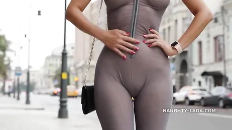 Elle attire l'attention partout où elle va avec cette robe