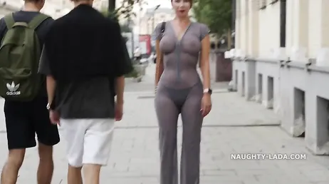 Elle attire l'attention partout où elle va avec cette robe