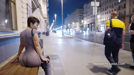 Elle attire l'attention partout où elle va avec cette robe