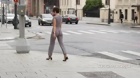 Elle attire l'attention partout où elle va avec cette robe