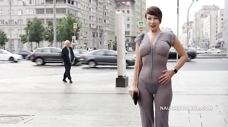 Elle attire l'attention partout où elle va avec cette robe