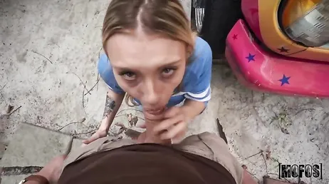 Devi stare attento quando abbracci delle ragazze che fanno l'autostop
