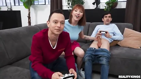 De vriendin van zijn vriend vindt de andere controller prettiger om mee te spelen