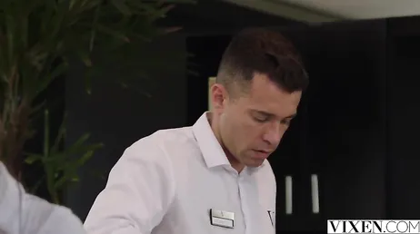 Wat een trio hebben ze in het resortzwembad op Bali