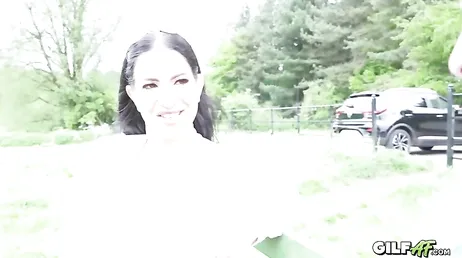 Una donna matura molto troia non può resistere alla vista di questo sconosciuto