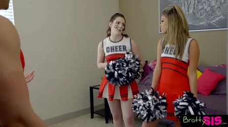 Accidenti, quanta flessibilità hanno queste due belle cheerleader