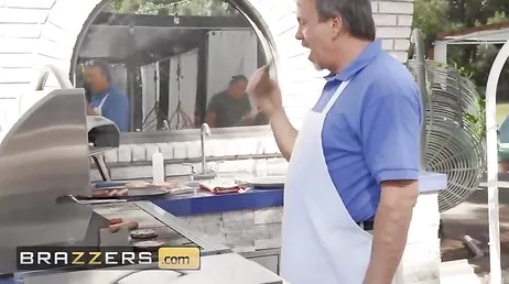 Mentre mio marito prepara il barbecue, il suo amico mi incula