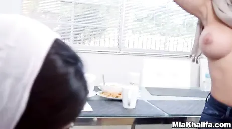 La mère de cette jeune fille musulmane semble aussi vouloir de la bite