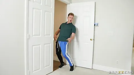 Huisvrouw en dochter doen wekelijks yoga met een monitor