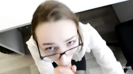 Aantrekkelijke secretaresse met bril die de lul van de baas eet: hoe morbide!