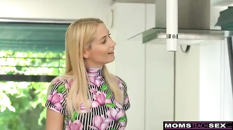 De moeder van mijn vriendin raakt mij nu aan!
