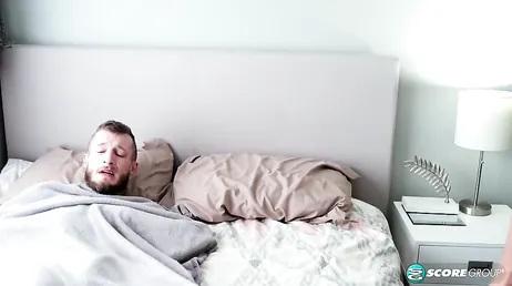 Une belle-mère sexy décide de prendre soin de son beau-fils d'une manière très spéciale