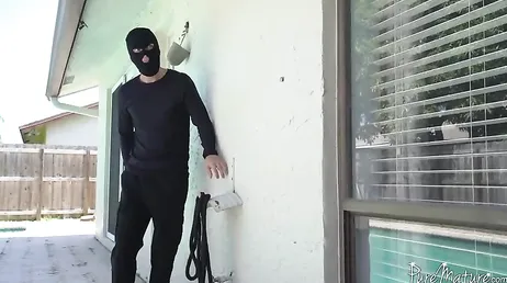 Maman est seule à la maison et quelqu'un essaie de s'introduire par effraction