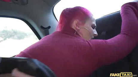 Den knubbiga tjejen stannar bilen för att knulla taxichauffören