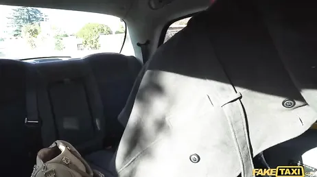Den knubbiga tjejen stannar bilen för att knulla taxichauffören