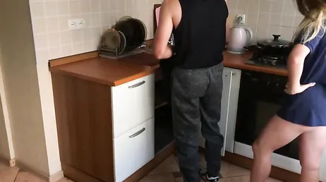 Vreemdgaande vriendin neukt loodgieter met haar vriend thuis
