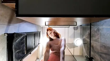 Verborgen camera in de badkamer thuis, mijn zusje wordt knap