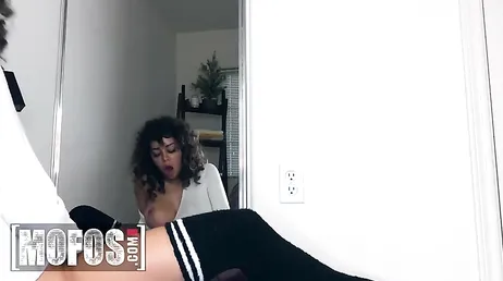 Met een verborgen camera leg ik vast hoe mijn zusje klaarkomt terwijl ze zichzelf betast.