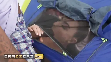 Il ragazzo nero con l'enorme cazzo scopa la sua sorellastra e la sua amica