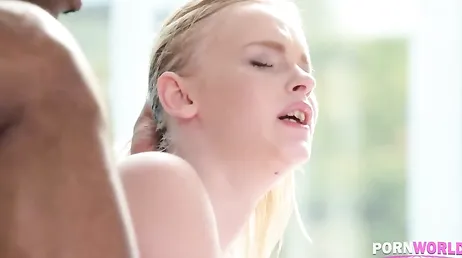 Mein Stiefvater zieht mir den Bikini aus, ich glaube, er will mich ficken