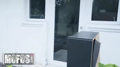 I accidentally see Mom's ass... damn, I've got a hard-on!!